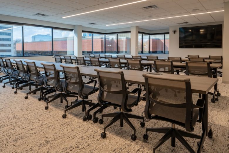 Конференц зал офиса NFIB с длинными столами