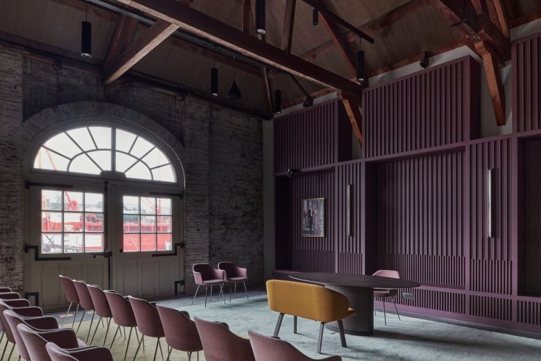 Конференц-зал с арочным окном и розовыми стульями Den Helder City Hall