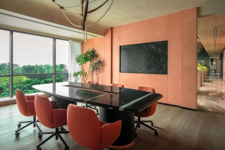 Конференц-зал с большим столом и панорамными окнами Confidential Client Offices