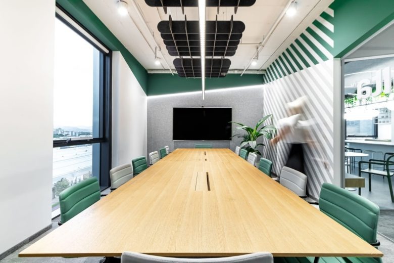 Конференц-зал с длинным деревянным столом Resalta Offices