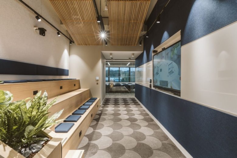 Конференц зал с экраном и лестницей с мягкими подушками Private Client Offices