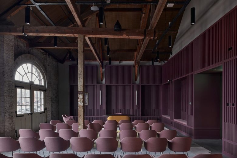 Конференц-зал с розовыми креслами Den Helder City Hall