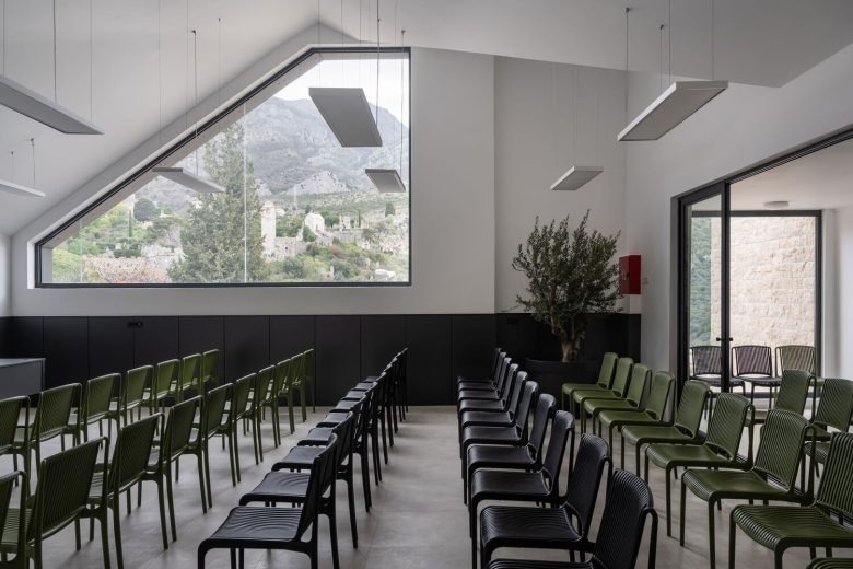 Конференц зал со стульями House of Olives