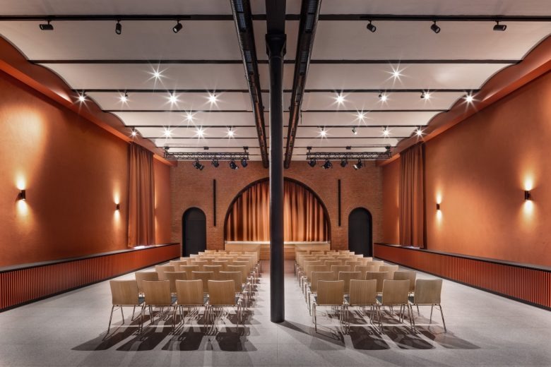 Конференц зал со стульями и сценой Cultural Area Hahnekiez