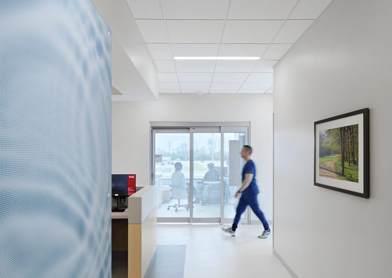 Коридор клиники с выходом в кабинет UChicago Medicine Crown Point