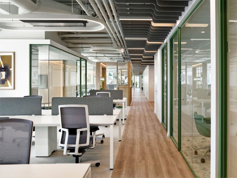 Коридор опенспейса с деревянным полом и зелеными стеклянными перегородками Yves Rocher offices