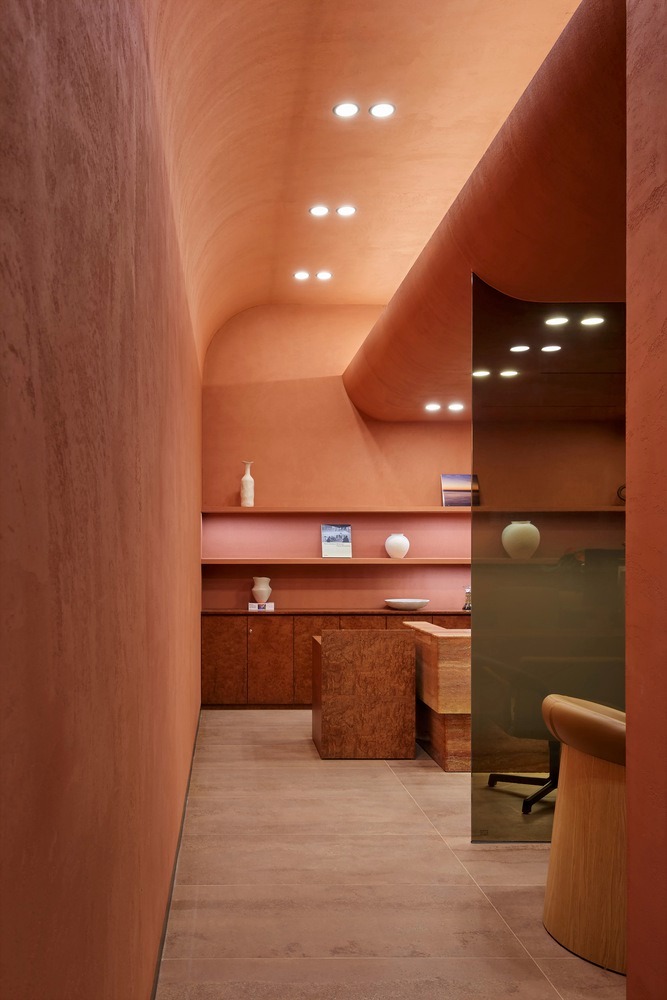 Коридор с арочным потолком Hana Bank