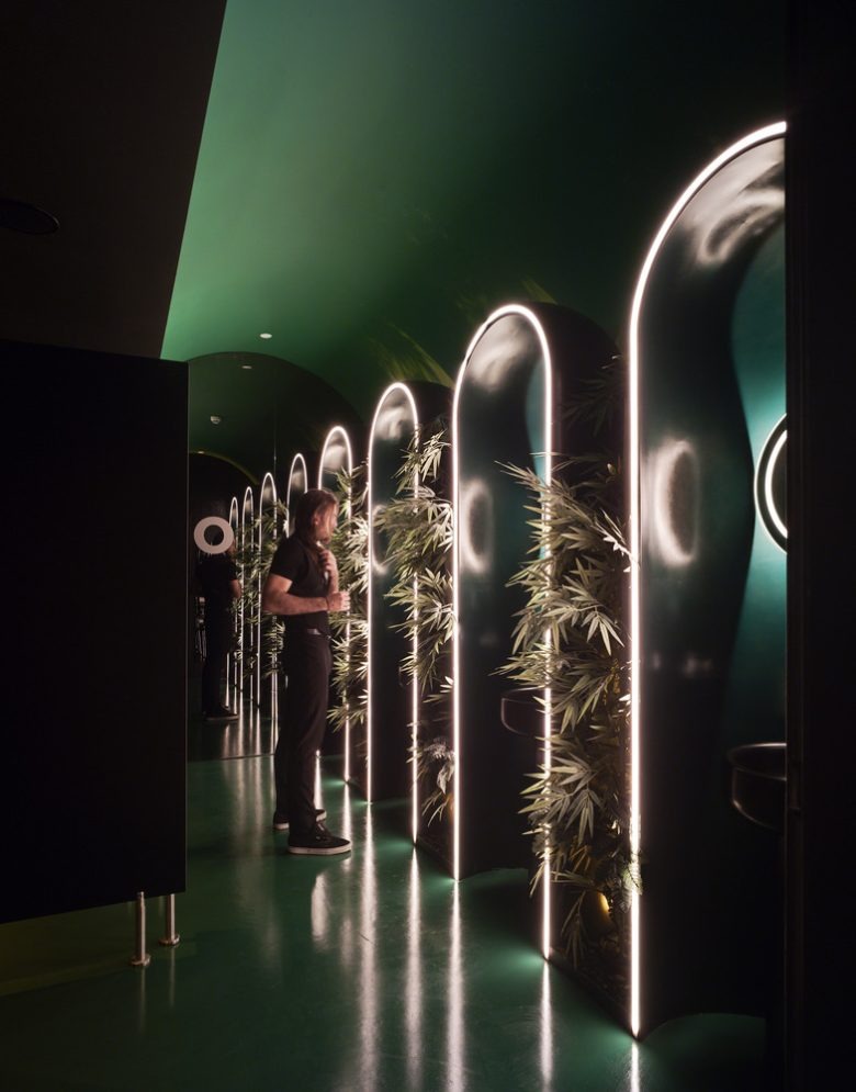 Коридор с арочными зеркалами и неоновой подсветкой Odiseo Gastronomic and Leisure Center