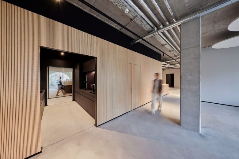 Коридор с деревянными панелями и входом в кухню Creditreform Offices