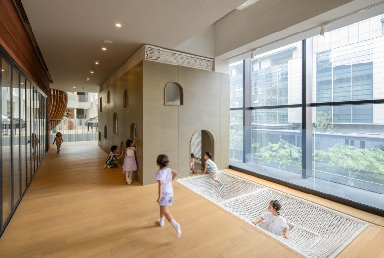 Коридор с игровыми нишами и детьми Cheer Kindergartenchiatric Clinic