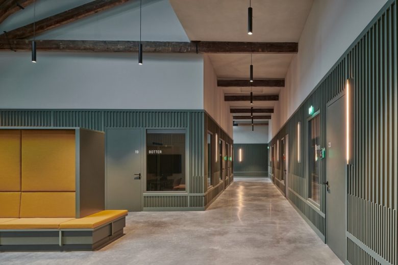 Коридор с кабинетами и встроенными лавками Den Helder City Hall