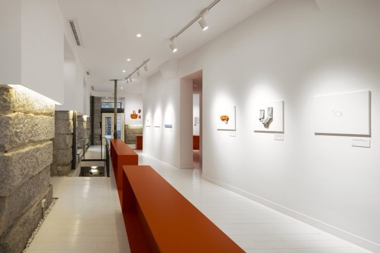 Коридор с коричневыми стойками Laconicum’s Museum of Everyday Pleasures