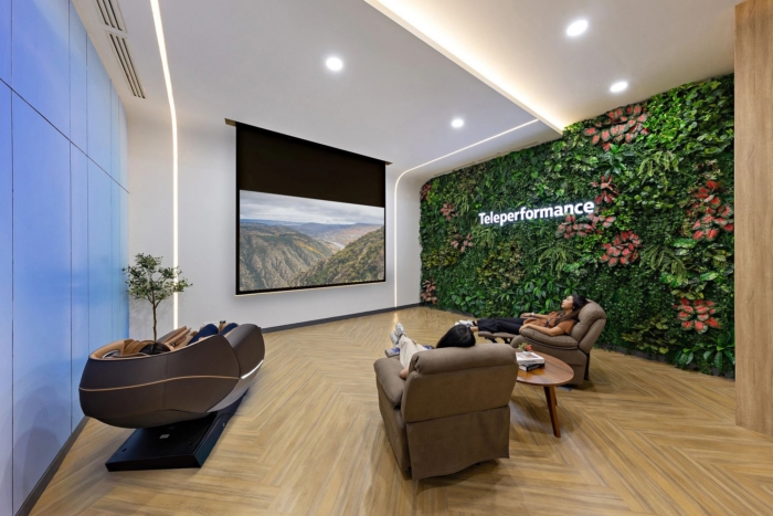 Коридор с локерами Teleperformance