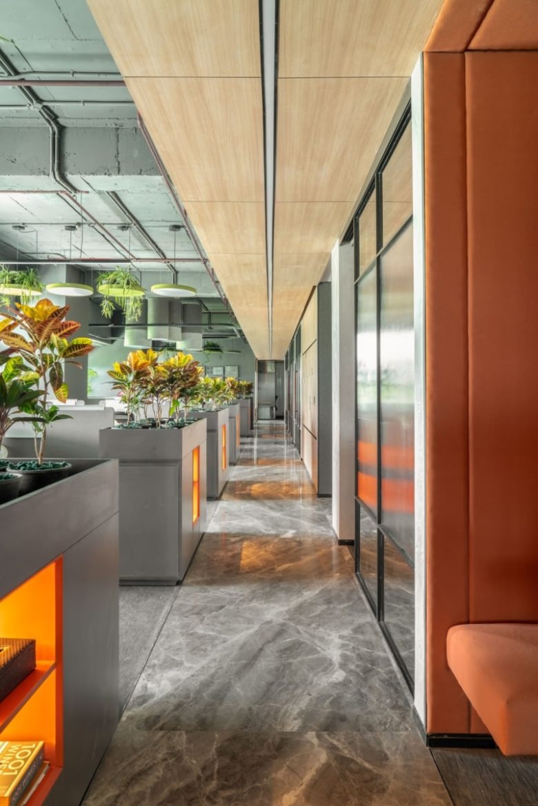Коридор с озеленением и встроенной подсветкой Confidential Client Offices