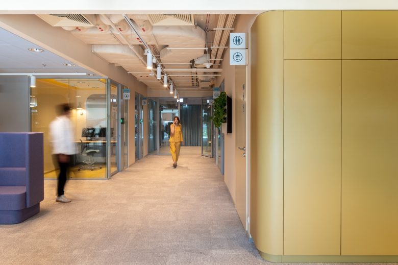 Коридор с переговорными комнатами и желтой акцентной стеной Ørsted office