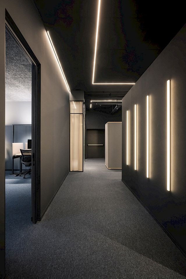 Коридор с подсветкой на стенах ADDITIVE headquarters