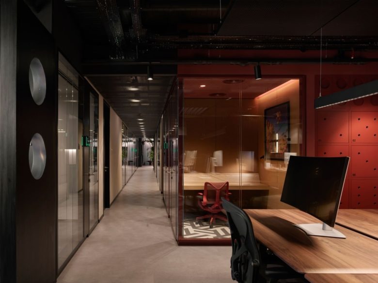 Коридор с рабочими кабинетами Gram Games office