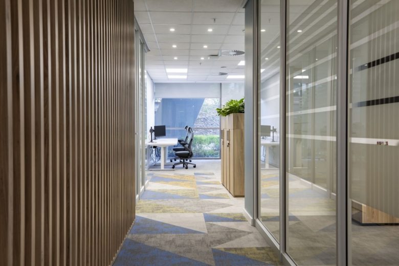 Коридор с рабочими местами и стеклянными офисами Eppendorf Offices