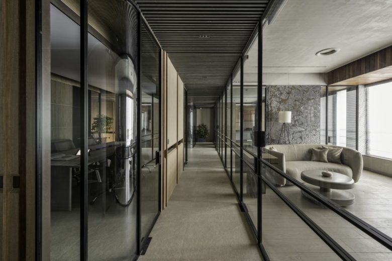 Коридор с стеклянными офисными перегородками Vin Foods Offices