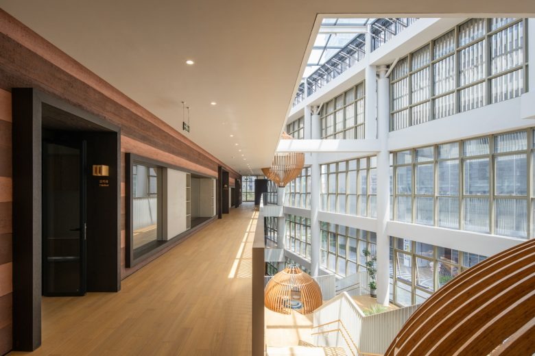 Коридор с видом на атриум и окнами в пол Cheer Kindergartenchiatric Clinic