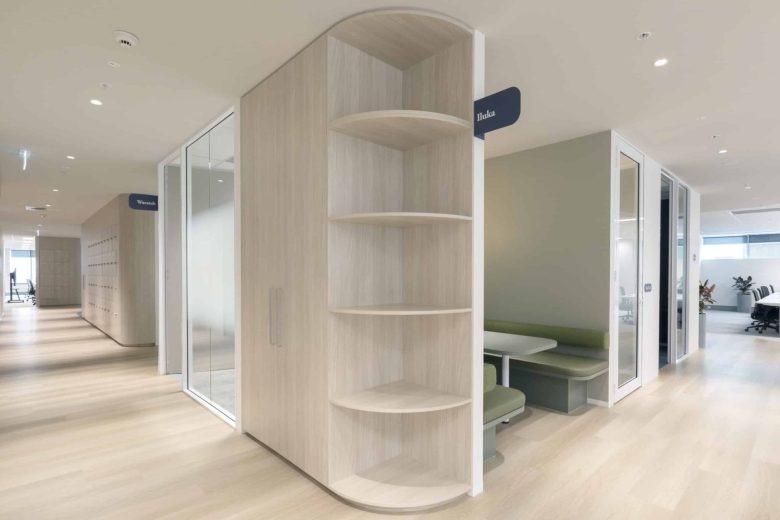 Коридор с встроенными нишами и переговорными зонами Lockton offices