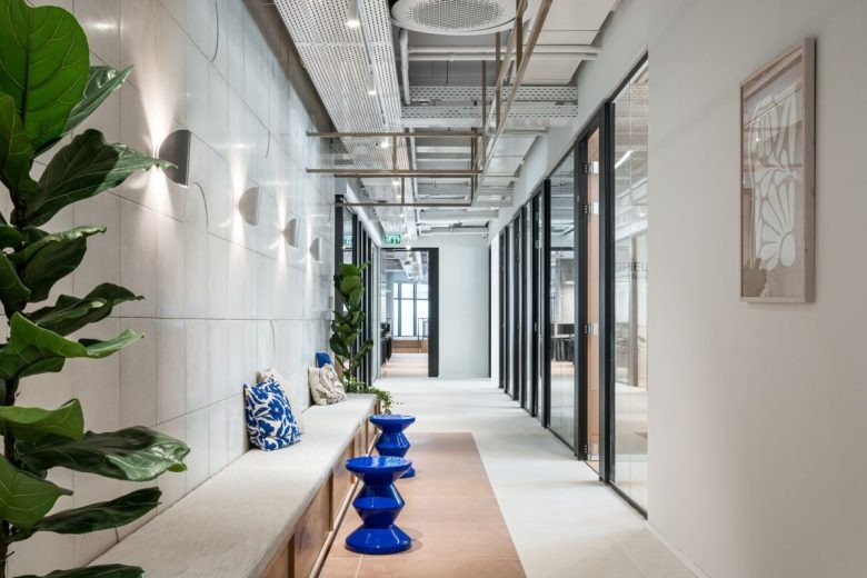 Коридор с зонами ожидания и стеклянными офисами One Zero Offices