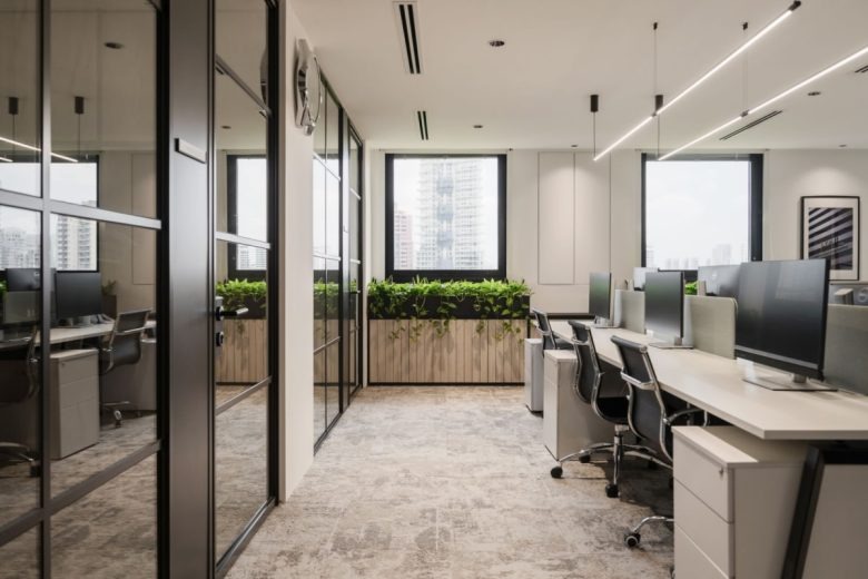 Коридор в рабочей зоне LVMH SSEA Offices