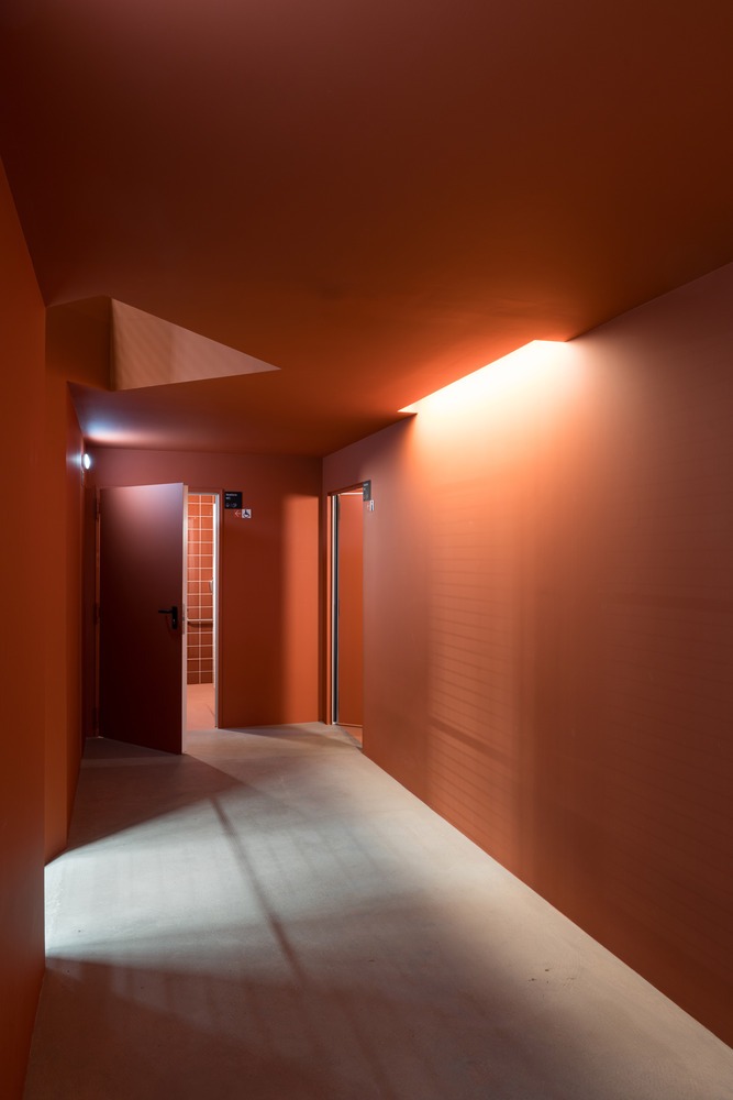 Коридор в терракотовых тонах с дверями Padel