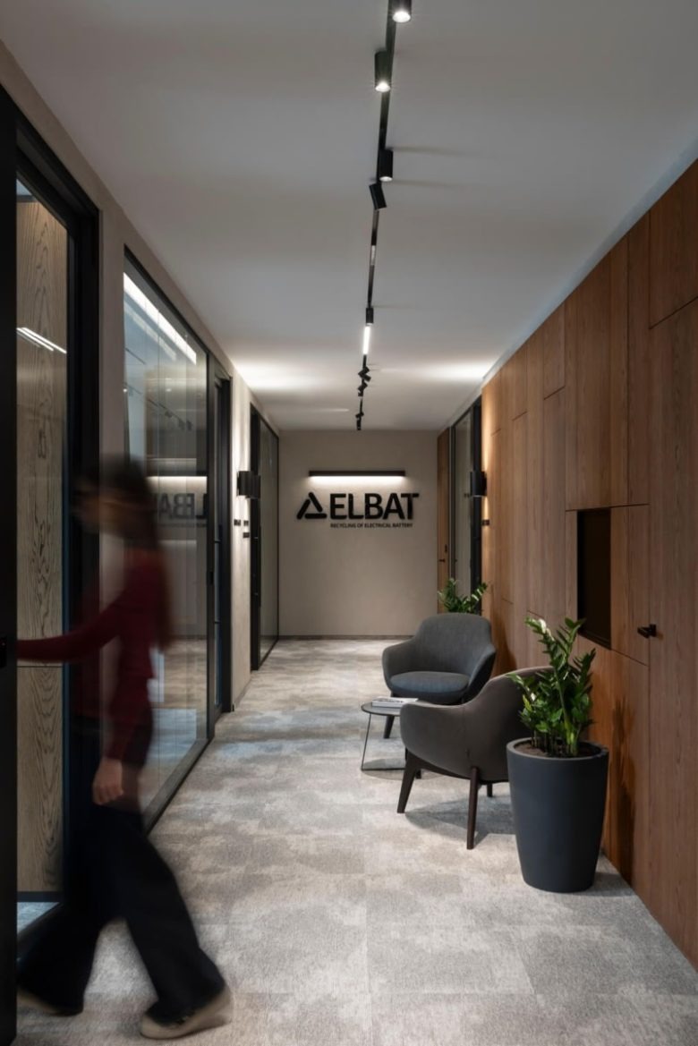 Коридор вдоль кабинетов ELBAT Offices