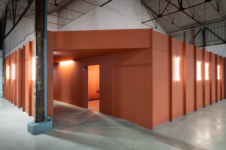 Коридор вдоль терракотового объема с подсветкой Padel