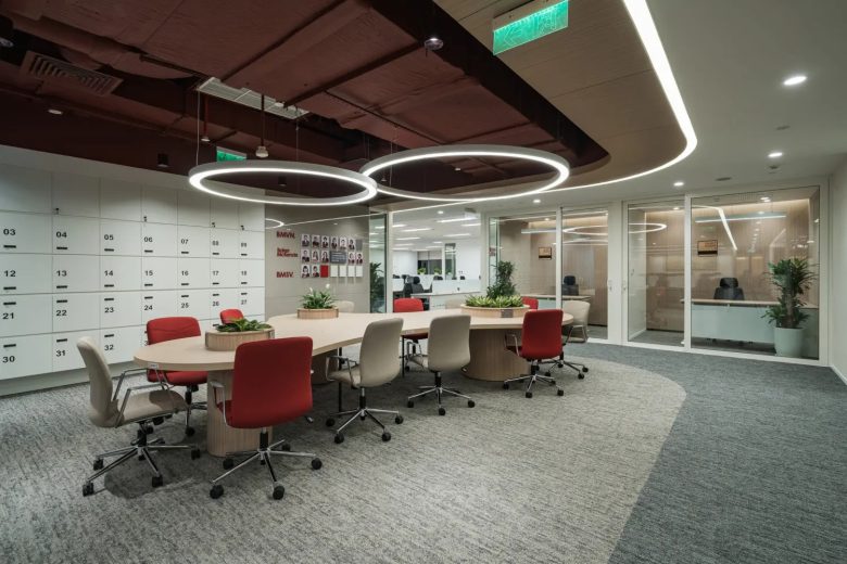 Коворкинг зона офиса Baker McKenzie с индивидуальными шкафчиками