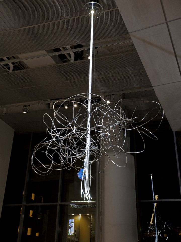 Необычная подвесная люстра в центре современного искусства от FRCH Design Worldwide в США
