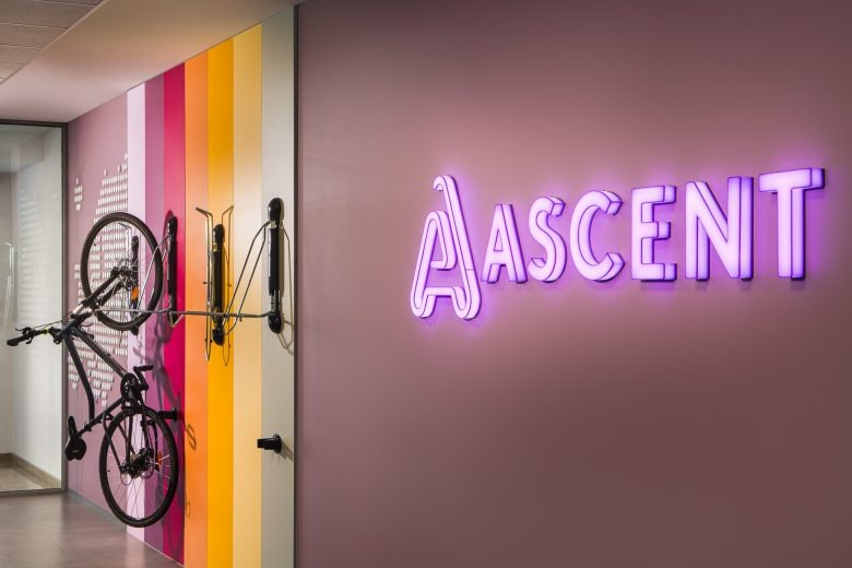 Креативное пространство отдыха с цветной мебелью Ascent office