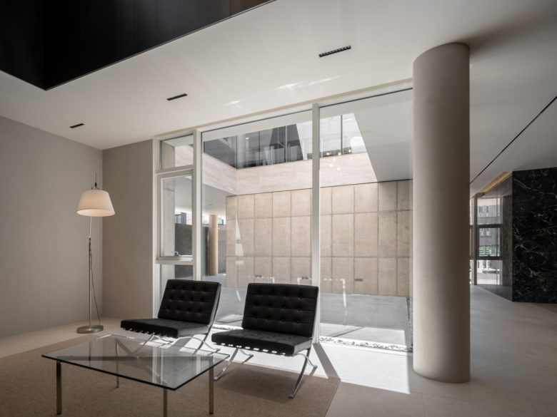 Кресла и стеклянный стол Oztile Showroom