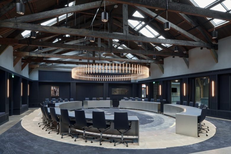 Круглый зал заседаний с современной мебелью Den Helder City Hall