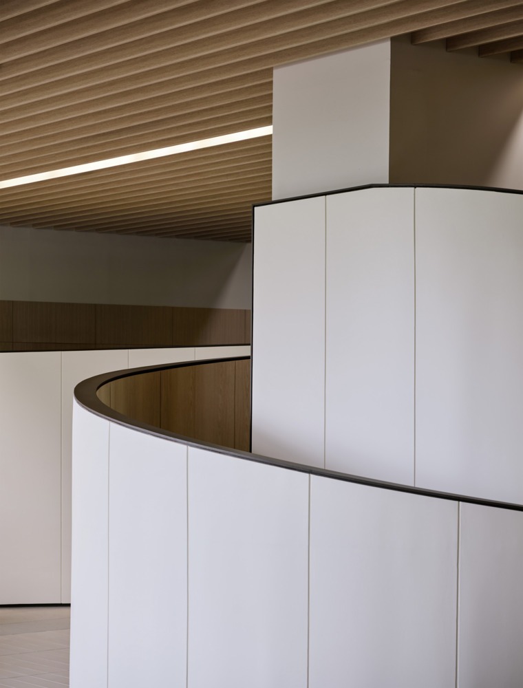 Крупный план изогнутой стены KEPCO Community Lounge