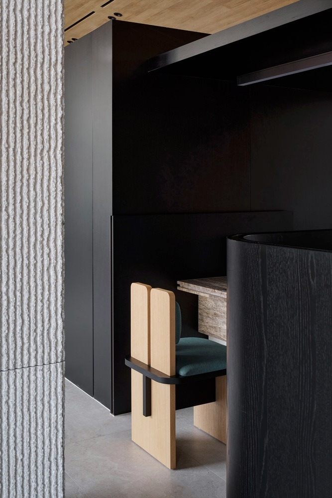 Крупный план мебели Hana Bank