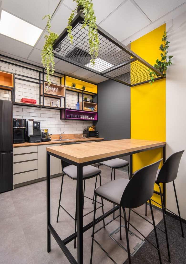 Кухня офиса с барным столом и подвесными растениями Ascent office