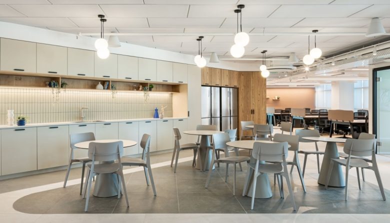 Кухня с обеденными столами и шкафами One Zero Offices