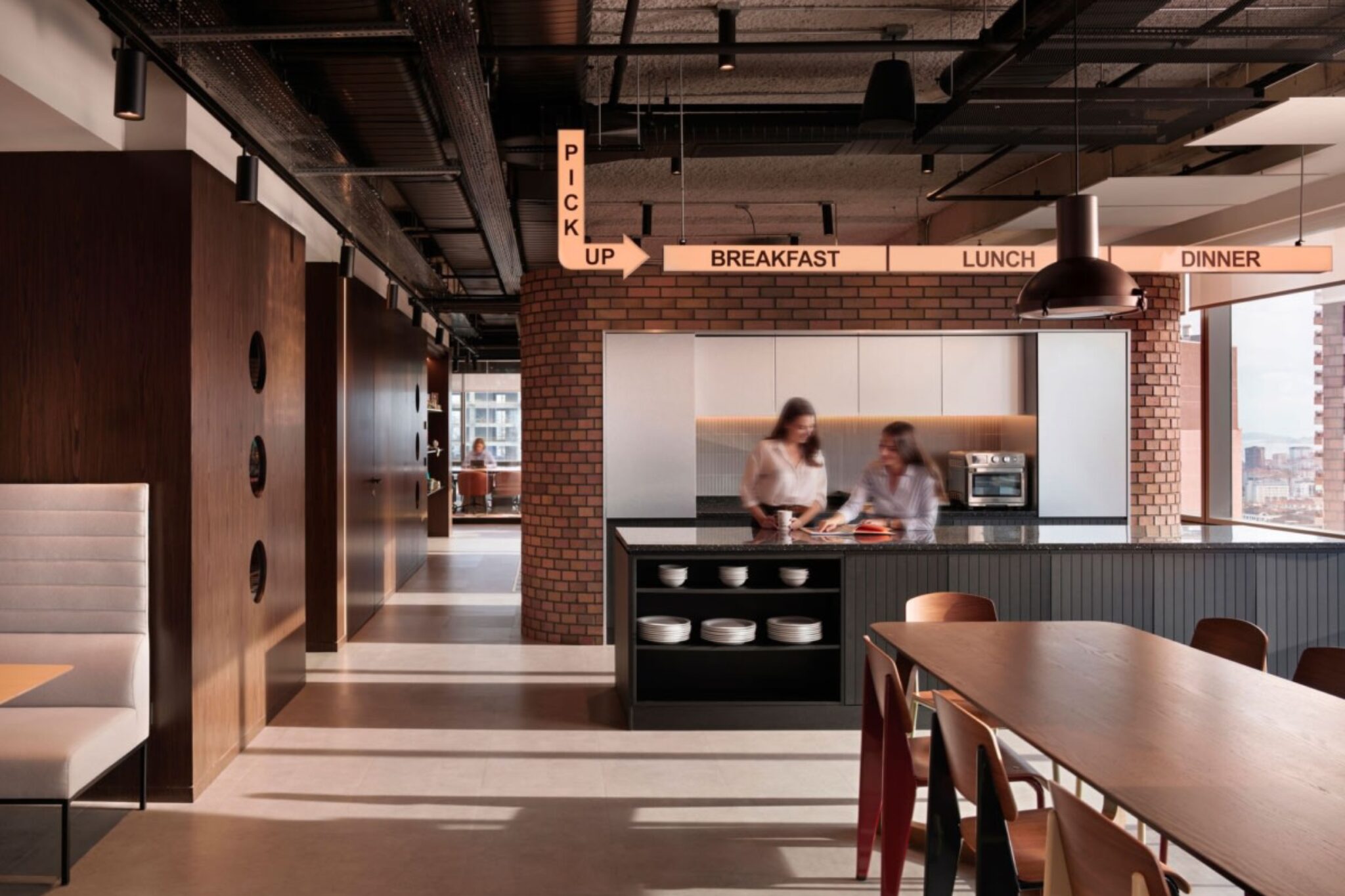 Кухня с островом и навигацией Gram Games office