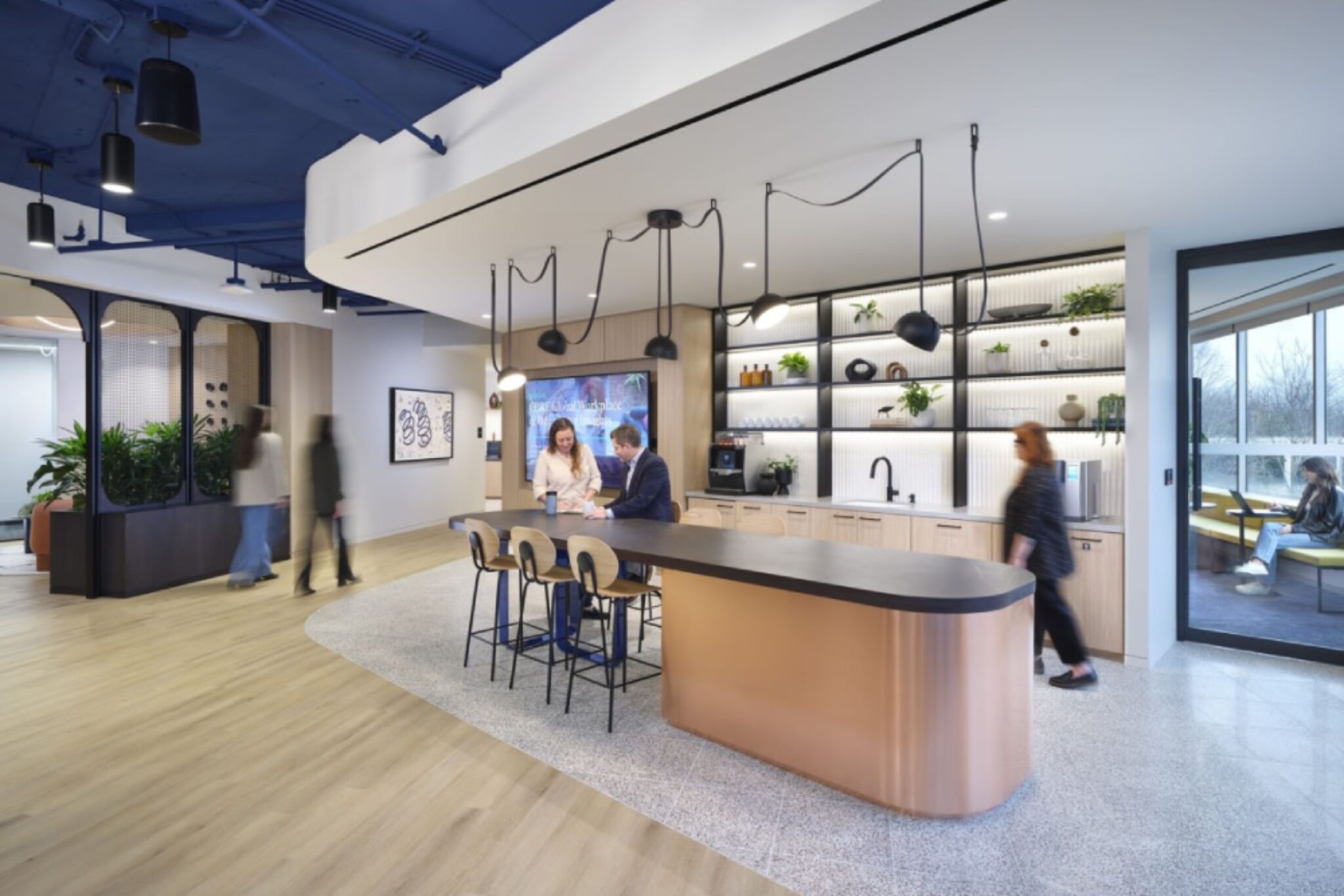 Кухонная зона и барная стойка офиса CBRE, Inc. Offices