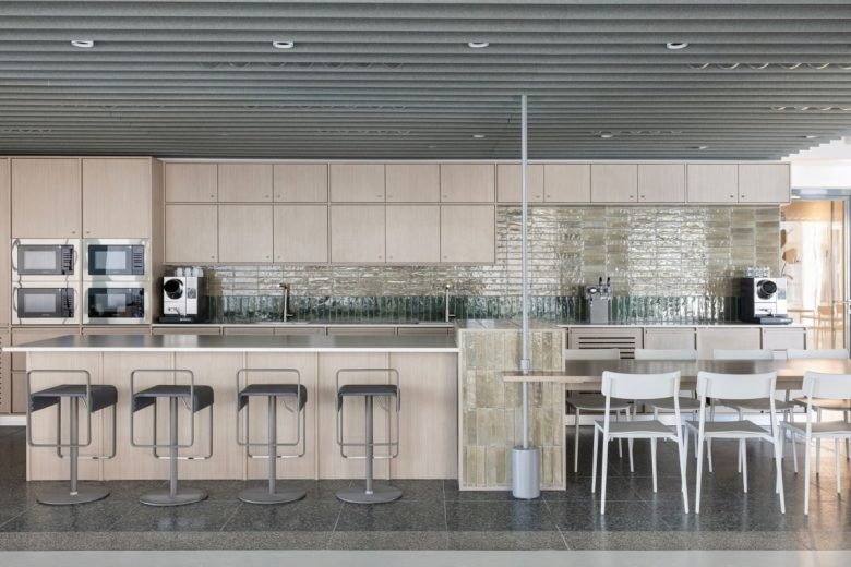 Кухонная зона офиса с барной стойкой Cato Networks Offices