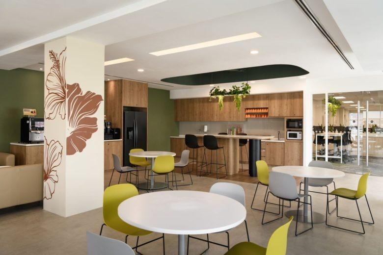 Кухонная зона офиса с круглыми столами International pharmaceutical company offices