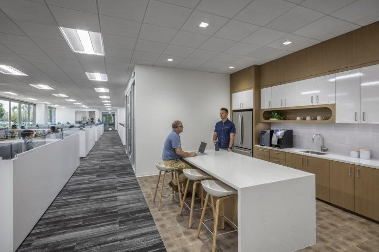 Кухонная зона офиса с островом Fuscoe Engineering Offices