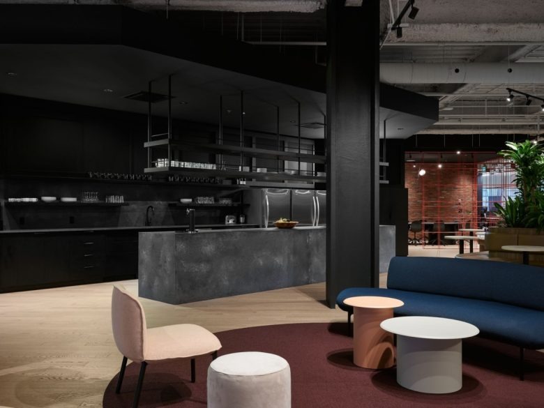 Кухонная зона отдыха с островом Mistplay Offices