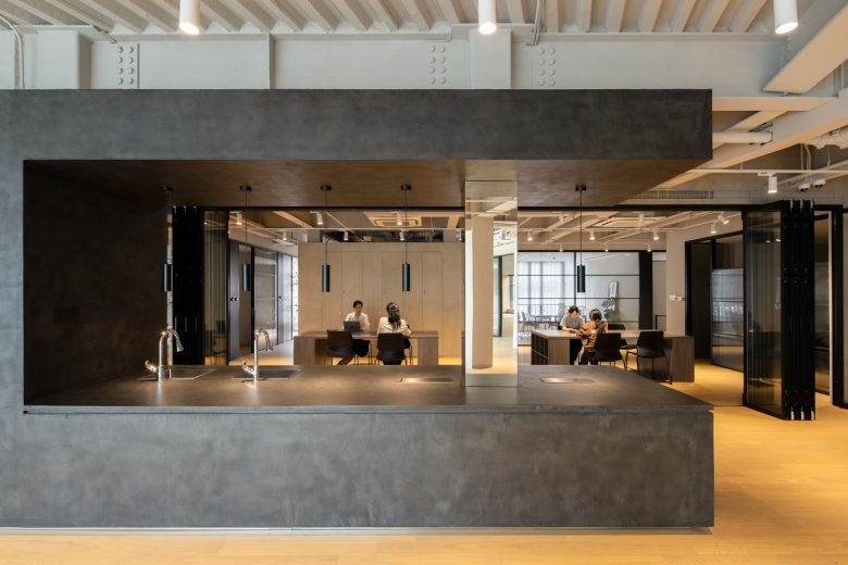 Кухонная зона с барной стойкой в интерьере Cheer Kindergartenchiatric Clinic