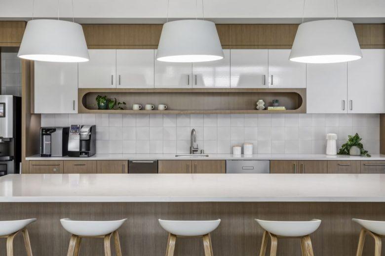 Кухонная зона с подвесными светильниками Fuscoe Engineering Offices