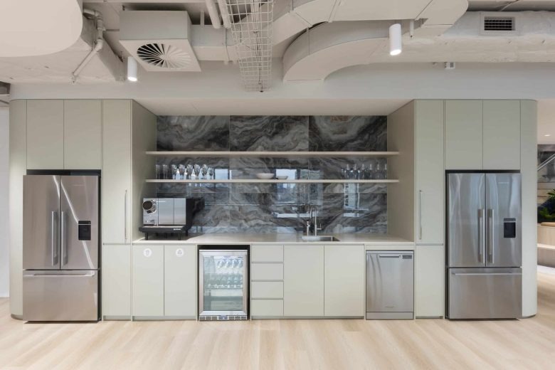 Кухонная зона с техникой и системой хранения Lockton offices