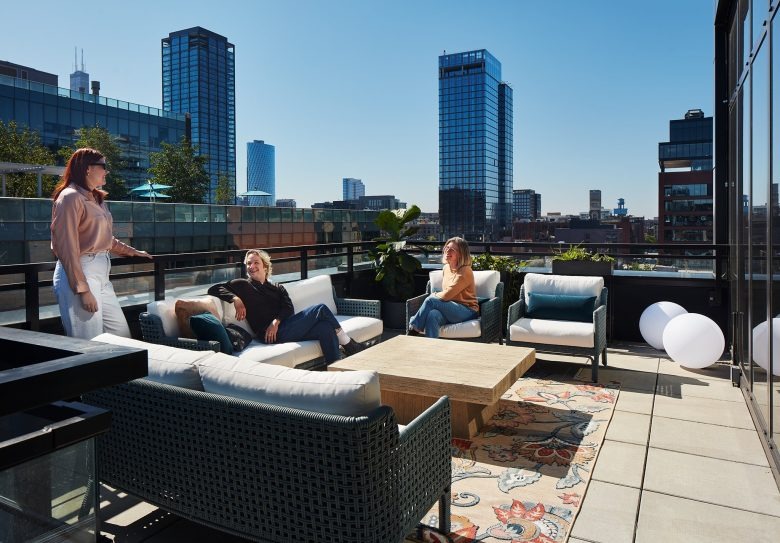 Лаунч зона на террасе Kimball International Showroom