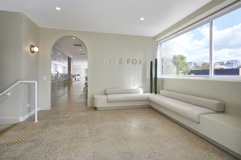 Лаунч зона с белоснежными диванами White Fox Offices